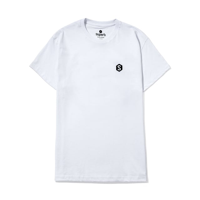 Add a modern twist to your wardrobe with this short-sleeved T-shirt from Superb. With a clean design on the front and a striking graphic on the back, this piece is ideal for those who appreciate a streetwear style with a sense of style.\\n\\n Details:\\n - S logo embroidered on the left chest.\\n - Circular print with the text “Hooked on a Happy Lifestyle” and the Superb logo on the back.\\n - Straight silhouette that easily adapts to all body types.\\n - Reinforced round neck.\\n\\n Whether for casual outings or as part of an urban outfit, this Superb men's t-shirt is the perfect companion. With timeless style and bold graphic details, you'll stand out without sacrificing comfort.\\n Composition: 100% Cotton\\n Care:\\nMachine wash cold, with like colors.\\n Do not use bleach.\\n Do not use a dryer.