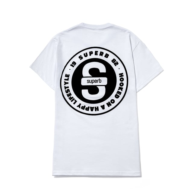 Add a modern twist to your wardrobe with this short-sleeved T-shirt from Superb. With a clean design on the front and a striking graphic on the back, this piece is ideal for those who appreciate a streetwear style with a sense of style.\\n\\n Details:\\n - S logo embroidered on the left chest.\\n - Circular print with the text “Hooked on a Happy Lifestyle” and the Superb logo on the back.\\n - Straight silhouette that easily adapts to all body types.\\n - Reinforced round neck.\\n\\n Whether for casual outings or as part of an urban outfit, this Superb men's t-shirt is the perfect companion. With timeless style and bold graphic details, you'll stand out without sacrificing comfort.\\n Composition: 100% Cotton\\n Care:\\nMachine wash cold, with like colors.\\n Do not use bleach.\\n Do not use a dryer.