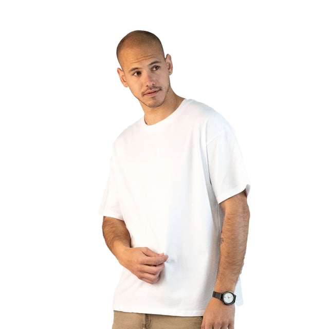 Een statementmaker. Dit Superb T-shirt combineert een minimalistische stijl met een streetwear touch dankzij de losse pasvorm en het cleane ontwerp. Perfect voor ontspannen looks die opvallen.Details:\\n - Extra oversized snit, met afgezakte schouders voor een casual en moderne pasvorm.\\n - Brede dubbele stiksels op manchetten en zoom.\\n - Toon-op-toon geborduurd Superb logo op de borst voegt een subtiel vleugje branding toe.\\n - Verstevigde ronde hals, comfortabel en duurzaam.\\n - Zachte en duurzame stof, ideaal voor dagelijks gebruik.\\n Een veelzijdig oversized T-shirt met attitude voor wie op zoek is naar een moeiteloze stijl. Materiaal: 97% Katoen, 3% Elasthan™ Onderhoud: machinewasbaar op maximaal 30°C. Niet bleken, strijken op lage temperatuur, niet in de droger.