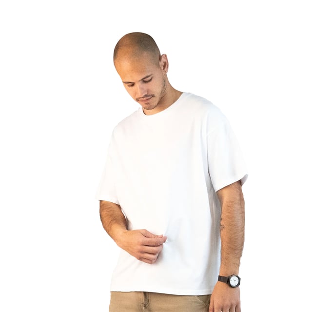 Een statementmaker. Dit Superb T-shirt combineert een minimalistische stijl met een streetwear touch dankzij de losse pasvorm en het cleane ontwerp. Perfect voor ontspannen looks die opvallen.Details:\\n - Extra oversized snit, met afgezakte schouders voor een casual en moderne pasvorm.\\n - Brede dubbele stiksels op manchetten en zoom.\\n - Toon-op-toon geborduurd Superb logo op de borst voegt een subtiel vleugje branding toe.\\n - Verstevigde ronde hals, comfortabel en duurzaam.\\n - Zachte en duurzame stof, ideaal voor dagelijks gebruik.\\n Een veelzijdig oversized T-shirt met attitude voor wie op zoek is naar een moeiteloze stijl. Materiaal: 97% Katoen, 3% Elasthan™ Onderhoud: machinewasbaar op maximaal 30°C. Niet bleken, strijken op lage temperatuur, niet in de droger.