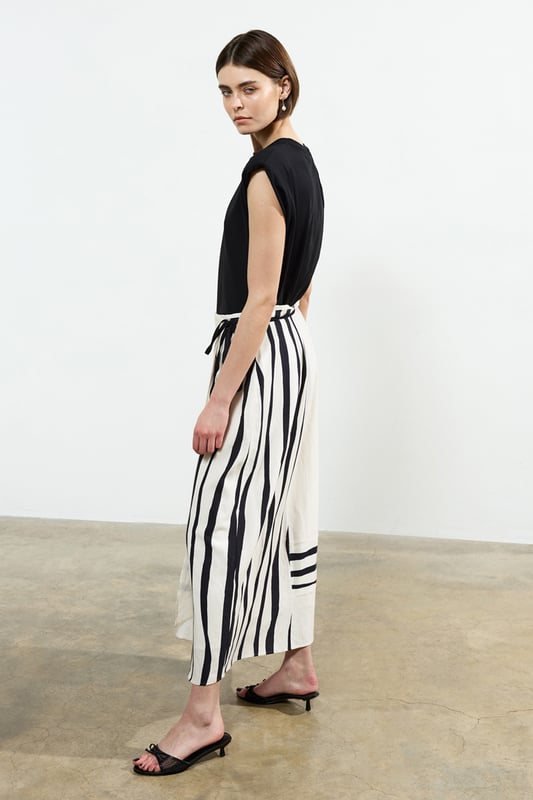 This stripe maxi skirt from French Connection is the perfect wardrobe staple for the season. Features stripe design, wrap over front with tie fastening at waistband. Made from a cotton linen blend to ensure comfort and quality.