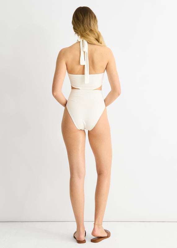 Blijf stijlvol en zelfverzekerd op het strand met ons witte Twisted Cut out Halter-zwempak. Het unieke gedraaide ontwerp en de uitgesneden details voegen een vleugje verfijning toe aan dit comfortabele en casual zwempak. Perfect om in te loungen of te zwemmen.
