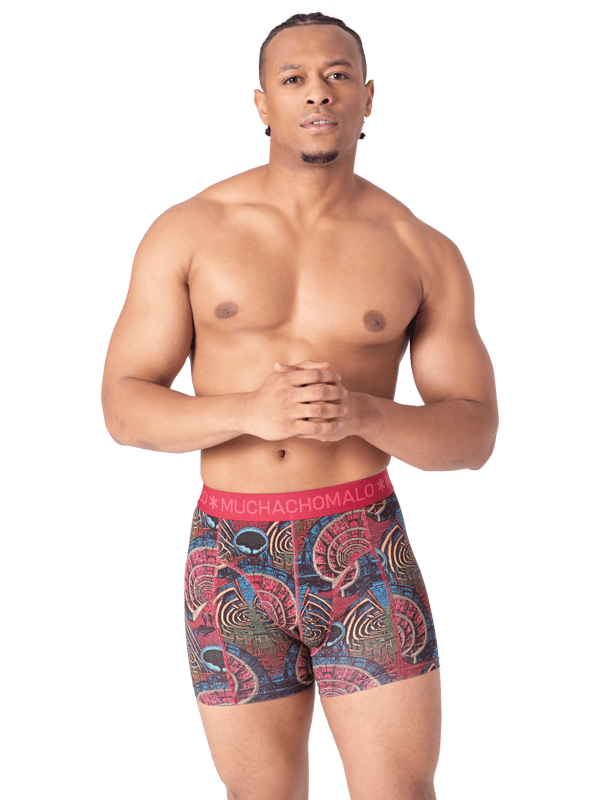 De Boxershorts/Onderbroeken van Muchachomalo zitten als gegoten en zijn gemaakt van hoogwaardig katoen. Een zachte elastische logotailleband van microvezelstof zorgt voor extra comfort. Specificaties • Normale Pasvorm • Vlakke gestikte naden voor extra comfort • Zachte Waistband met het Muchachomalo Logo Onderhoud • Wassen op 30 graden • Niet in de droger • Strijken op matig warme stand (2 stippen) Waarom Muchachomalo? Muchachomalo werkt alleen met fabrieken die BSCI en OEKO-TEX gecertificeerd zijn. Deze fabrieken hebben als doel arbeidsomstandigheden continu te verbeteren. Zij strijden voor het recht op het vormen van een vakbond, veilige werkomstandigheden en zijn tegen dwang- en kinderarbeid. Ook stellen zij consumenten en bedrijven in staat om zelf verantwoordelijke beslissingen te nemen die onze planeet beschermen voor de toekomstige generaties.