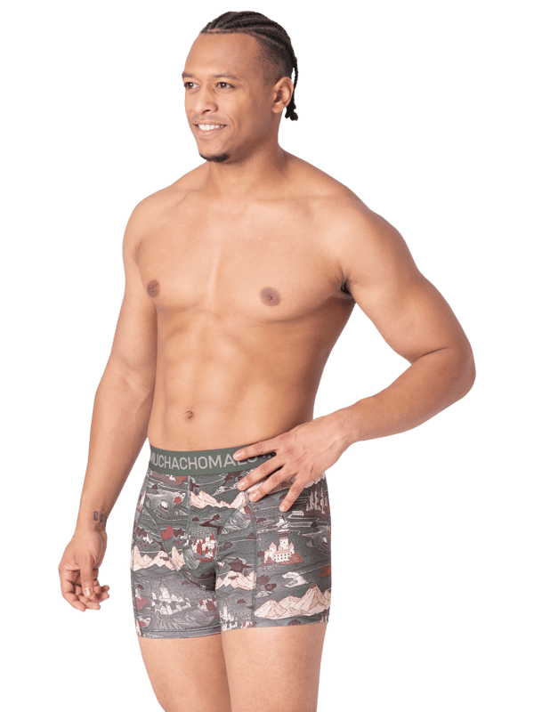 De Boxershorts/Onderbroeken van Muchachomalo zitten als gegoten en zijn gemaakt van hoogwaardig katoen. Een zachte elastische logotailleband van microvezelstof zorgt voor extra comfort. Specificaties • Normale Pasvorm • Vlakke gestikte naden voor extra comfort • Zachte Waistband met het Muchachomalo Logo Onderhoud • Wassen op 30 graden • Niet in de droger • Strijken op matig warme stand (2 stippen) Waarom Muchachomalo? Muchachomalo werkt alleen met fabrieken die BSCI en OEKO-TEX gecertificeerd zijn. Deze fabrieken hebben als doel arbeidsomstandigheden continu te verbeteren. Zij strijden voor het recht op het vormen van een vakbond, veilige werkomstandigheden en zijn tegen dwang- en kinderarbeid. Ook stellen zij consumenten en bedrijven in staat om zelf verantwoordelijke beslissingen te nemen die onze planeet beschermen voor de toekomstige generaties.
