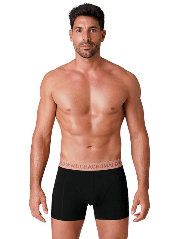 Die Boxershorts/Slips von Muchachomalo sind perfekt geschnitten und aus hochwertiger Baumwolle gefertigt. Ein weiches und elastisches Bündchen mit dem Microfaser-Logo sorgt für zusätzlichen Komfort.  Spezifikationen • Normale Passform • Flache Nähte für zusätzlichen Komfort • Weiches Bündchen mit dem Muchachomalo-Logo  Pflegehinweise • Waschbar bei 30 Grad • Nicht im Trockner trocknen • Bei mittlerer Temperatur bügeln (2 Punkte)  Warum Muchachomalo? Muchachomalo arbeitet nur mit BSCI- und OEKO-TEX-zertifizierten Fabriken. Diese Fabriken haben sich verpflichtet, die Arbeitsbedingungen kontinuierlich zu verbessern. Sie setzen sich für das Recht ein, Gewerkschaften zu bilden, sorgen für sichere Arbeitsbedingungen und lehnen Zwangsarbeit sowie Kinderarbeit ab. Sie ermöglichen es auch Verbrauchern und Unternehmen, verantwortungsbewusste Entscheidungen zu treffen, die unseren Planeten für zukünftige Generationen schützen.