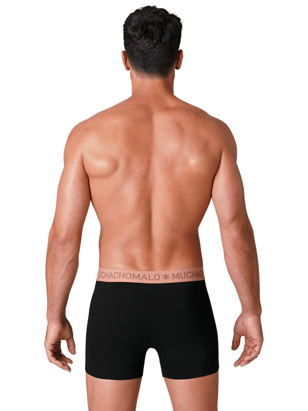 Die Boxershorts/Slips von Muchachomalo sind perfekt geschnitten und aus hochwertiger Baumwolle gefertigt. Ein weiches und elastisches Bündchen mit dem Microfaser-Logo sorgt für zusätzlichen Komfort.  Spezifikationen • Normale Passform • Flache Nähte für zusätzlichen Komfort • Weiches Bündchen mit dem Muchachomalo-Logo  Pflegehinweise • Waschbar bei 30 Grad • Nicht im Trockner trocknen • Bei mittlerer Temperatur bügeln (2 Punkte)  Warum Muchachomalo? Muchachomalo arbeitet nur mit BSCI- und OEKO-TEX-zertifizierten Fabriken. Diese Fabriken haben sich verpflichtet, die Arbeitsbedingungen kontinuierlich zu verbessern. Sie setzen sich für das Recht ein, Gewerkschaften zu bilden, sorgen für sichere Arbeitsbedingungen und lehnen Zwangsarbeit sowie Kinderarbeit ab. Sie ermöglichen es auch Verbrauchern und Unternehmen, verantwortungsbewusste Entscheidungen zu treffen, die unseren Planeten für zukünftige Generationen schützen.