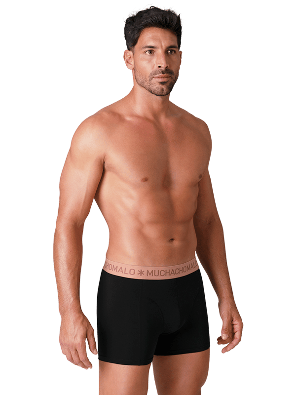 Die Boxershorts/Slips von Muchachomalo sind perfekt geschnitten und aus hochwertiger Baumwolle gefertigt. Ein weiches und elastisches Bündchen mit dem Microfaser-Logo sorgt für zusätzlichen Komfort.  Spezifikationen • Normale Passform • Flache Nähte für zusätzlichen Komfort • Weiches Bündchen mit dem Muchachomalo-Logo  Pflegehinweise • Waschbar bei 30 Grad • Nicht im Trockner trocknen • Bei mittlerer Temperatur bügeln (2 Punkte)  Warum Muchachomalo? Muchachomalo arbeitet nur mit BSCI- und OEKO-TEX-zertifizierten Fabriken. Diese Fabriken haben sich verpflichtet, die Arbeitsbedingungen kontinuierlich zu verbessern. Sie setzen sich für das Recht ein, Gewerkschaften zu bilden, sorgen für sichere Arbeitsbedingungen und lehnen Zwangsarbeit sowie Kinderarbeit ab. Sie ermöglichen es auch Verbrauchern und Unternehmen, verantwortungsbewusste Entscheidungen zu treffen, die unseren Planeten für zukünftige Generationen schützen.