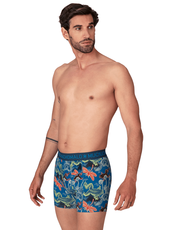 De Boxershorts/Onderbroeken van Muchachomalo zitten als gegoten en zijn gemaakt van hoogwaardig katoen. Een zachte elastische logotailleband van microvezelstof zorgt voor extra comfort. Specificaties • Normale Pasvorm • Vlakke gestikte naden voor extra comfort • Zachte Waistband met het Muchachomalo Logo Onderhoud • Wassen op 30 graden • Niet in de droger • Strijken op matig warme stand (2 stippen) Waarom Muchachomalo? Muchachomalo werkt alleen met fabrieken die BSCI en OEKO-TEX gecertificeerd zijn. Deze fabrieken hebben als doel arbeidsomstandigheden continu te verbeteren. Zij strijden voor het recht op het vormen van een vakbond, veilige werkomstandigheden en zijn tegen dwang- en kinderarbeid. Ook stellen zij consumenten en bedrijven in staat om zelf verantwoordelijke beslissingen te nemen die onze planeet beschermen voor de toekomstige generaties.