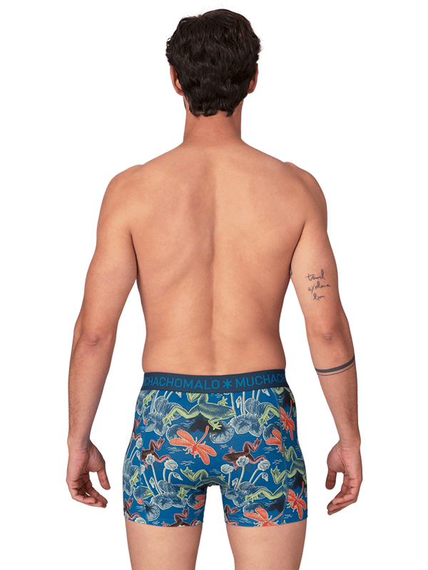 De Boxershorts/Onderbroeken van Muchachomalo zitten als gegoten en zijn gemaakt van hoogwaardig katoen. Een zachte elastische logotailleband van microvezelstof zorgt voor extra comfort. Specificaties • Normale Pasvorm • Vlakke gestikte naden voor extra comfort • Zachte Waistband met het Muchachomalo Logo Onderhoud • Wassen op 30 graden • Niet in de droger • Strijken op matig warme stand (2 stippen) Waarom Muchachomalo? Muchachomalo werkt alleen met fabrieken die BSCI en OEKO-TEX gecertificeerd zijn. Deze fabrieken hebben als doel arbeidsomstandigheden continu te verbeteren. Zij strijden voor het recht op het vormen van een vakbond, veilige werkomstandigheden en zijn tegen dwang- en kinderarbeid. Ook stellen zij consumenten en bedrijven in staat om zelf verantwoordelijke beslissingen te nemen die onze planeet beschermen voor de toekomstige generaties.