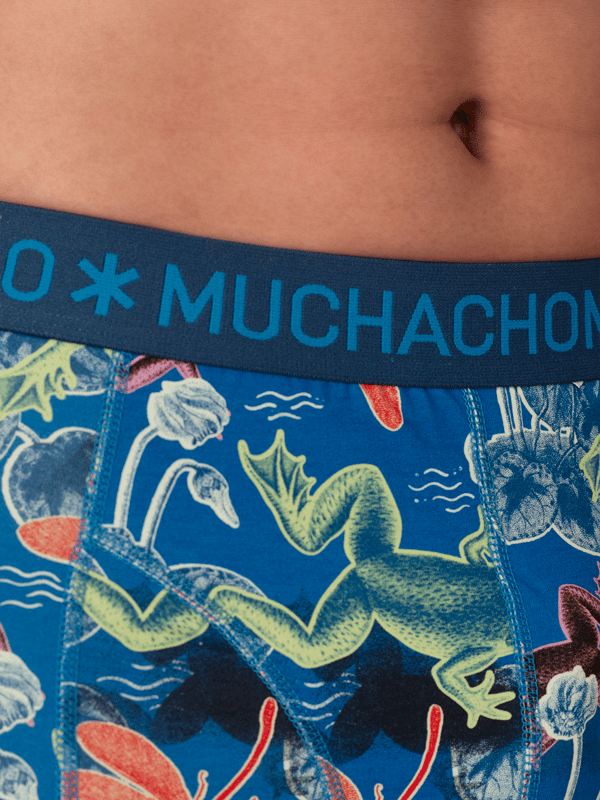 De Boxershorts/Onderbroeken van Muchachomalo zitten als gegoten en zijn gemaakt van hoogwaardig katoen. Een zachte elastische logotailleband van microvezelstof zorgt voor extra comfort. Specificaties • Normale Pasvorm • Vlakke gestikte naden voor extra comfort • Zachte Waistband met het Muchachomalo Logo Onderhoud • Wassen op 30 graden • Niet in de droger • Strijken op matig warme stand (2 stippen) Waarom Muchachomalo? Muchachomalo werkt alleen met fabrieken die BSCI en OEKO-TEX gecertificeerd zijn. Deze fabrieken hebben als doel arbeidsomstandigheden continu te verbeteren. Zij strijden voor het recht op het vormen van een vakbond, veilige werkomstandigheden en zijn tegen dwang- en kinderarbeid. Ook stellen zij consumenten en bedrijven in staat om zelf verantwoordelijke beslissingen te nemen die onze planeet beschermen voor de toekomstige generaties.