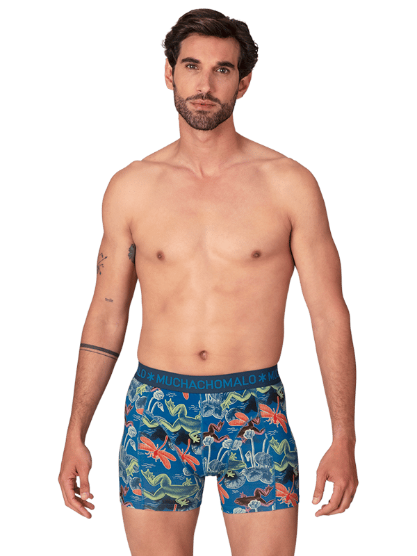 De Boxershorts/Onderbroeken van Muchachomalo zitten als gegoten en zijn gemaakt van hoogwaardig katoen. Een zachte elastische logotailleband van microvezelstof zorgt voor extra comfort. Specificaties • Normale Pasvorm • Vlakke gestikte naden voor extra comfort • Zachte Waistband met het Muchachomalo Logo Onderhoud • Wassen op 30 graden • Niet in de droger • Strijken op matig warme stand (2 stippen) Waarom Muchachomalo? Muchachomalo werkt alleen met fabrieken die BSCI en OEKO-TEX gecertificeerd zijn. Deze fabrieken hebben als doel arbeidsomstandigheden continu te verbeteren. Zij strijden voor het recht op het vormen van een vakbond, veilige werkomstandigheden en zijn tegen dwang- en kinderarbeid. Ook stellen zij consumenten en bedrijven in staat om zelf verantwoordelijke beslissingen te nemen die onze planeet beschermen voor de toekomstige generaties.