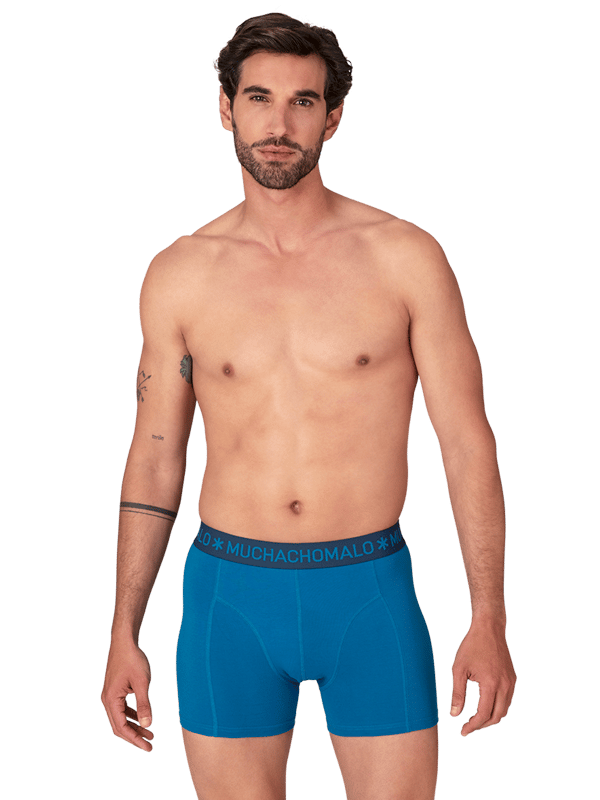 De Boxershorts/Onderbroeken van Muchachomalo zitten als gegoten en zijn gemaakt van hoogwaardig katoen. Een zachte elastische logotailleband van microvezelstof zorgt voor extra comfort. Specificaties • Normale Pasvorm • Vlakke gestikte naden voor extra comfort • Zachte Waistband met het Muchachomalo Logo Onderhoud • Wassen op 30 graden • Niet in de droger • Strijken op matig warme stand (2 stippen) Waarom Muchachomalo? Muchachomalo werkt alleen met fabrieken die BSCI en OEKO-TEX gecertificeerd zijn. Deze fabrieken hebben als doel arbeidsomstandigheden continu te verbeteren. Zij strijden voor het recht op het vormen van een vakbond, veilige werkomstandigheden en zijn tegen dwang- en kinderarbeid. Ook stellen zij consumenten en bedrijven in staat om zelf verantwoordelijke beslissingen te nemen die onze planeet beschermen voor de toekomstige generaties.