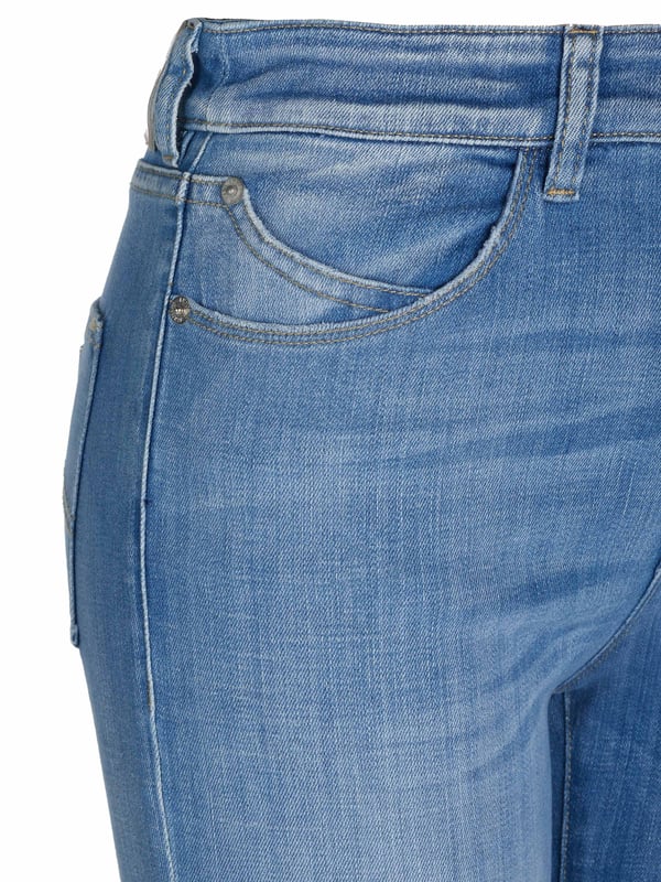 98% algodón, 2% elastano; jeans Emporio Armani; Modelo: 3H2J062D5JZ0941; fabricados con alta calidad; mezcla de algodón suave, elástico; ajuste skinny; Cierre: botón, cremallera; estilo clásico de 5 bolsillos; pasadores para cinturón; detalles del logo de Emporio Armani.