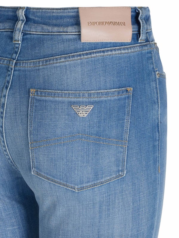 98% algodón, 2% elastano; jeans Emporio Armani; Modelo: 3H2J062D5JZ0941; fabricados con alta calidad; mezcla de algodón suave, elástico; ajuste skinny; Cierre: botón, cremallera; estilo clásico de 5 bolsillos; pasadores para cinturón; detalles del logo de Emporio Armani.