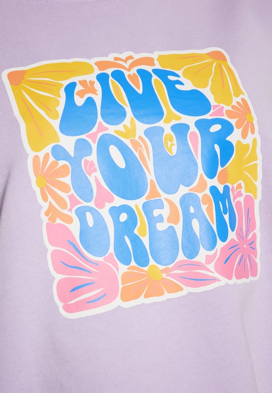 Wir stellen unsere neueste Ergänzung der Kollektion vor: ein langärmeliges Sweatshirt mit Rundhalsausschnitt. Dieses lässig geschnittene Sweatshirt verfügt über eine gerippte Struktur an Ausschnitt, Bündchen und Saum für zusätzlichen Komfort. Die Vorderseite ziert ein inspirierendes Zitat „LEBE DEINEN TRAUM“, umgeben von kunstvollen floralen Motiven in einer dekorativen Umrandung. Perfekt für den Alltag geeignet, ist dieses Sweatshirt entworfen, um Aufmerksamkeit zu erregen. Gegen einen schlichten Hintergrund bleibt der Fokus auf dem einzigartigen Grafikprint und den Design-Details. Veredeln Sie Ihre Garderobe mit diesem Must-Have-Stück.  Sweatshirt