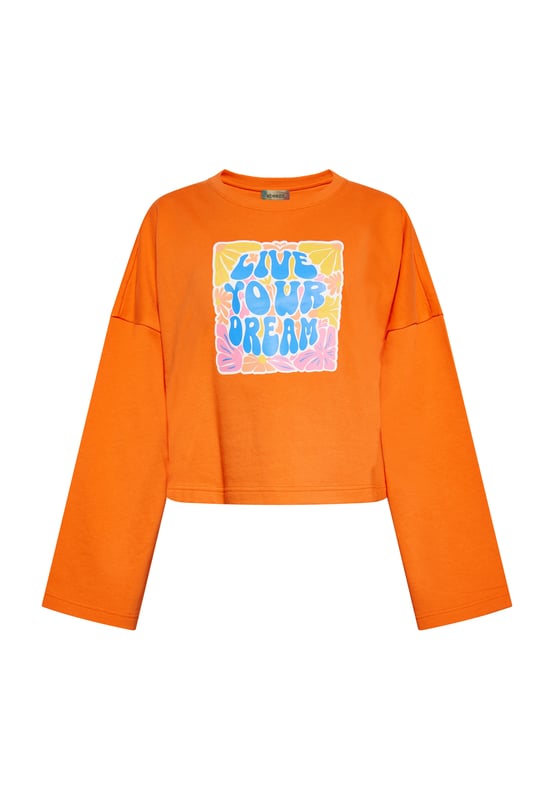 Wir stellen unsere neueste Ergänzung der Kollektion vor: ein langärmeliges Sweatshirt mit Rundhalsausschnitt. Dieses lässig geschnittene Sweatshirt verfügt über eine gerippte Struktur an Ausschnitt, Bündchen und Saum für zusätzlichen Komfort. Die Vorderseite ziert ein inspirierendes Zitat „LEBE DEINEN TRAUM“, umgeben von kunstvollen floralen Motiven in einer dekorativen Umrandung. Perfekt für den Alltag geeignet, ist dieses Sweatshirt entworfen, um Aufmerksamkeit zu erregen. Gegen einen schlichten Hintergrund bleibt der Fokus auf dem einzigartigen Grafikprint und den Design-Details. Veredeln Sie Ihre Garderobe mit diesem Must-Have-Stück.  Sweatshirt