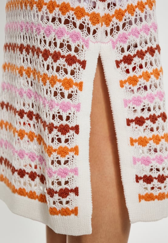 Wir stellen Ihnen einen stilvollen Rock aus strukturiertem, gemustertem Strick vor. Dieses Stück zeigt ein horizontal gestreiftes Design. Der elastische Bund bietet eine bequeme, elastische Passform, während die gerade geschnittene Silhouette Hüfte und Taille umschmeichelt. Hergestellt aus einem Strickmaterial für Flexibilität und Komfort.  Rock