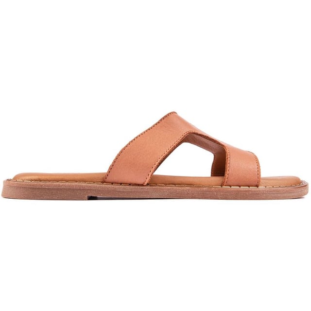 The SOLE Noor slides are a summer staple not to be missed. Simple and naturally stylish, these tan leather slides have an aesthetic silhouette and comfortable leather footbed for all-day comfy wear and stylish looks.