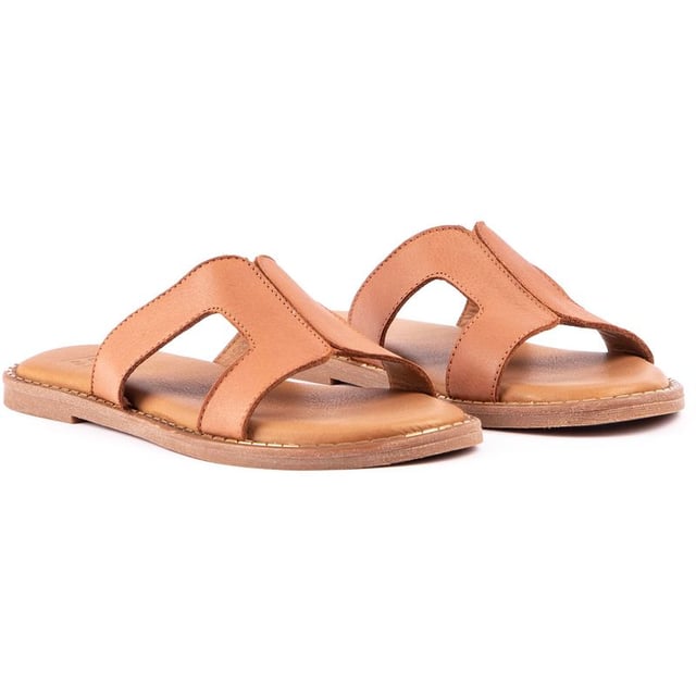 The SOLE Noor slides are a summer staple not to be missed. Simple and naturally stylish, these tan leather slides have an aesthetic silhouette and comfortable leather footbed for all-day comfy wear and stylish looks.