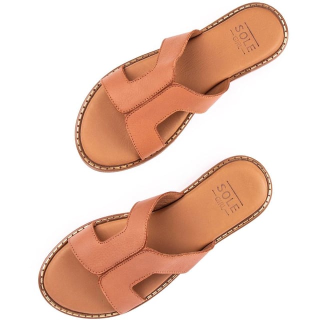 The SOLE Noor slides are a summer staple not to be missed. Simple and naturally stylish, these tan leather slides have an aesthetic silhouette and comfortable leather footbed for all-day comfy wear and stylish looks.