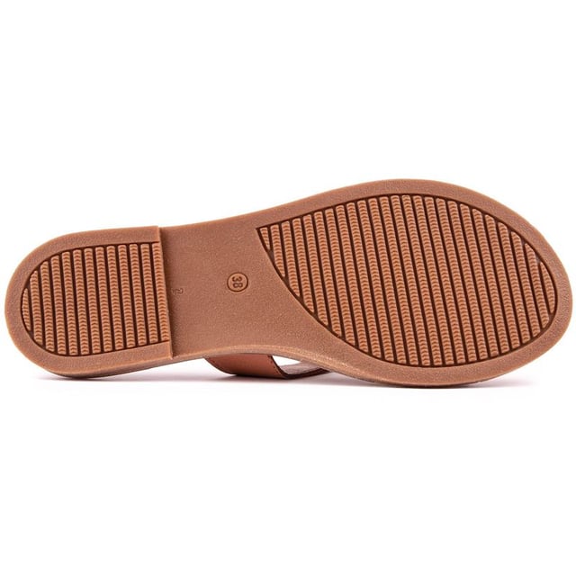 The SOLE Noor slides are a summer staple not to be missed. Simple and naturally stylish, these tan leather slides have an aesthetic silhouette and comfortable leather footbed for all-day comfy wear and stylish looks.
