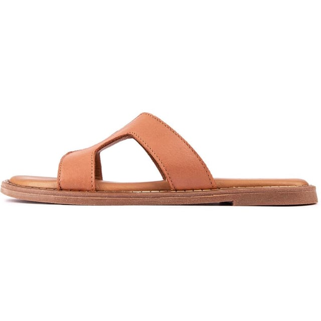 The SOLE Noor slides are a summer staple not to be missed. Simple and naturally stylish, these tan leather slides have an aesthetic silhouette and comfortable leather footbed for all-day comfy wear and stylish looks.