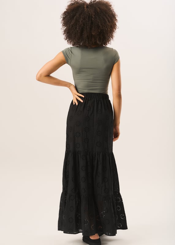 Déjate seducir por la lujosa elegancia de nuestra falda larga negra de encaje bordado. Confeccionada con un intrincado bordado de encaje, nuestra falda presenta capas de tejido vaporoso que le dan un toque sofisticado. Eleve su estilo y atraiga todas las miradas con esta pieza exclusiva. Apuesta por la moda de lujo con esta falda de buen gusto.