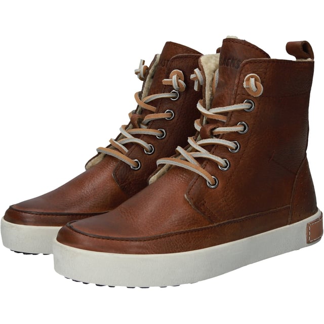 De CK01 Hi-top boots voor kinderen zijn echte Blackstone iconen. Het hoge kwaliteit leer en de warme Teddy voering zorgen voor een perfecte pasvorm en extra comfort. De rubberen zool met grof profiel geeft deze boots, samen met accenten zoals de brandtag achterop de zool en de leren veters, een extra stoere look. De rits aan de binnenkant zorg ervoor dat de boots makkelijk aan- en uit te trekken zijn. De CK01 is verkrijgbaar van maat 23 t/m 39.