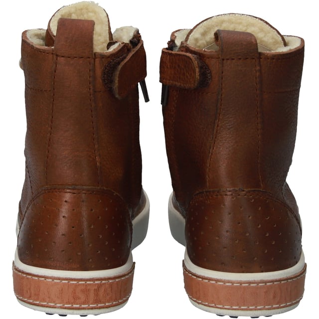 De CK01 Hi-top boots voor kinderen zijn echte Blackstone iconen. Het hoge kwaliteit leer en de warme Teddy voering zorgen voor een perfecte pasvorm en extra comfort. De rubberen zool met grof profiel geeft deze boots, samen met accenten zoals de brandtag achterop de zool en de leren veters, een extra stoere look. De rits aan de binnenkant zorg ervoor dat de boots makkelijk aan- en uit te trekken zijn. De CK01 is verkrijgbaar van maat 23 t/m 39.