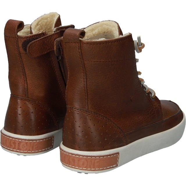 De CK01 Hi-top boots voor kinderen zijn echte Blackstone iconen. Het hoge kwaliteit leer en de warme Teddy voering zorgen voor een perfecte pasvorm en extra comfort. De rubberen zool met grof profiel geeft deze boots, samen met accenten zoals de brandtag achterop de zool en de leren veters, een extra stoere look. De rits aan de binnenkant zorg ervoor dat de boots makkelijk aan- en uit te trekken zijn. De CK01 is verkrijgbaar van maat 23 t/m 39.