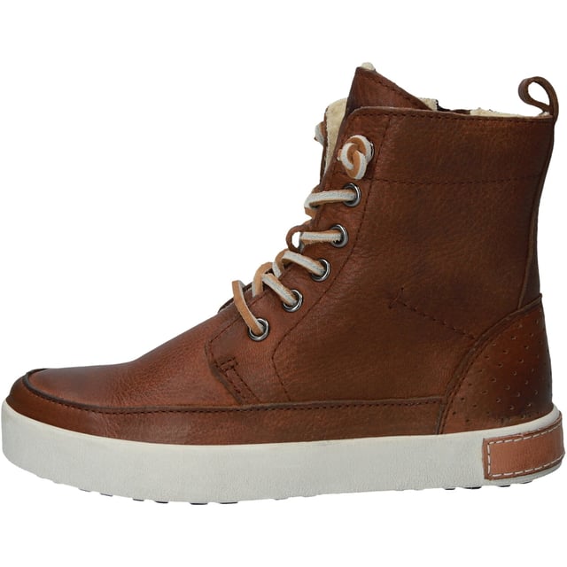 De CK01 Hi-top boots voor kinderen zijn echte Blackstone iconen. Het hoge kwaliteit leer en de warme Teddy voering zorgen voor een perfecte pasvorm en extra comfort. De rubberen zool met grof profiel geeft deze boots, samen met accenten zoals de brandtag achterop de zool en de leren veters, een extra stoere look. De rits aan de binnenkant zorg ervoor dat de boots makkelijk aan- en uit te trekken zijn. De CK01 is verkrijgbaar van maat 23 t/m 39.