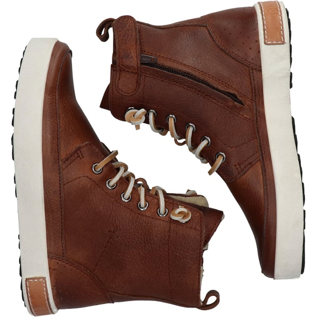 De CK01 Hi-top boots voor kinderen zijn echte Blackstone iconen. Het hoge kwaliteit leer en de warme Teddy voering zorgen voor een perfecte pasvorm en extra comfort. De rubberen zool met grof profiel geeft deze boots, samen met accenten zoals de brandtag achterop de zool en de leren veters, een extra stoere look. De rits aan de binnenkant zorg ervoor dat de boots makkelijk aan- en uit te trekken zijn. De CK01 is verkrijgbaar van maat 23 t/m 39.