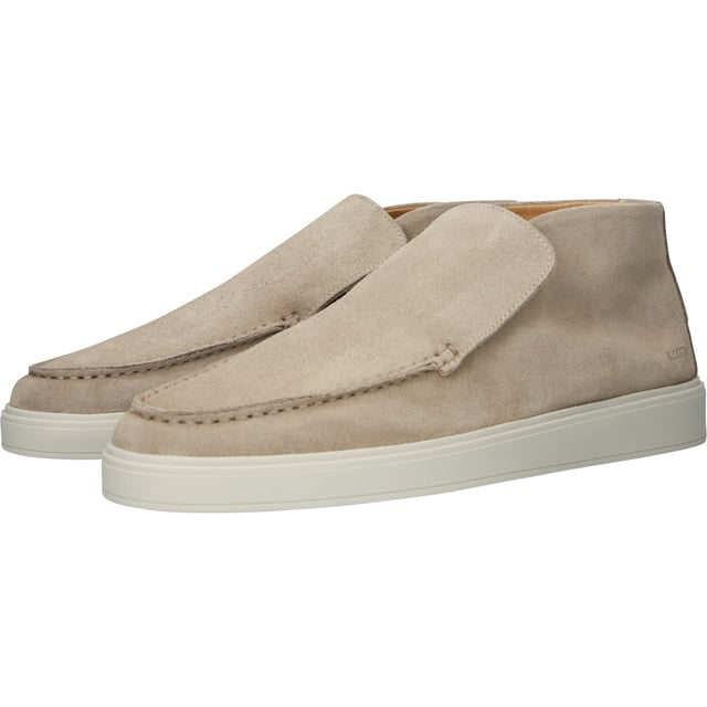Chukka van het merk Blackstone. In de kleur EARTH. Gemaakt van Suede met een voering van Leather. Deze schoen is gemaakt met een Cup zool.