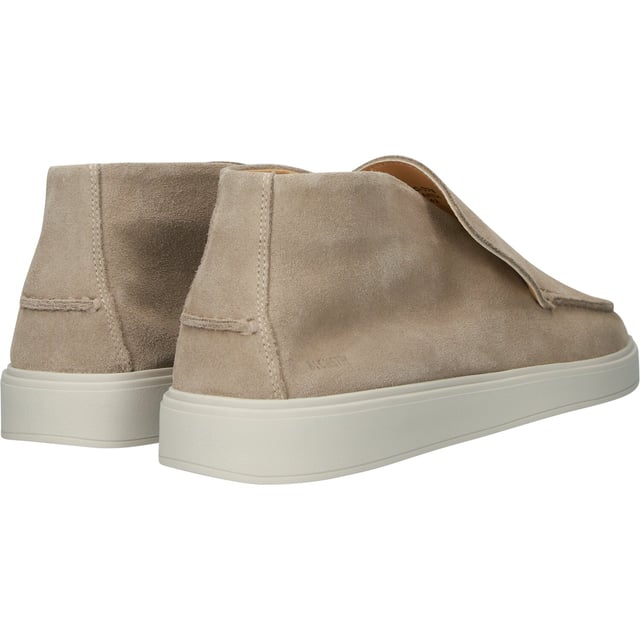 Chukka van het merk Blackstone. In de kleur EARTH. Gemaakt van Suede met een voering van Leather. Deze schoen is gemaakt met een Cup zool.