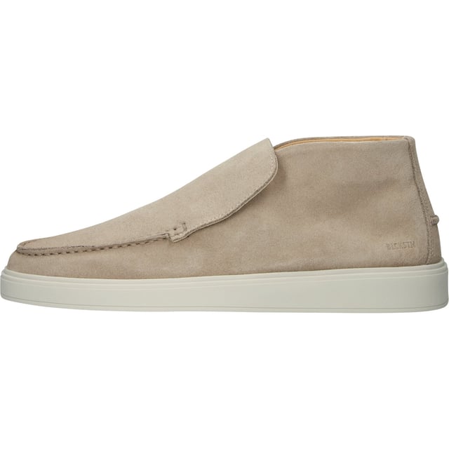 Chukka van het merk Blackstone. In de kleur EARTH. Gemaakt van Suede met een voering van Leather. Deze schoen is gemaakt met een Cup zool.