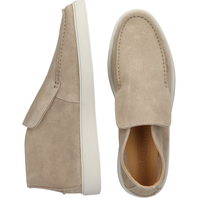 Chukka van het merk Blackstone. In de kleur EARTH. Gemaakt van Suede met een voering van Leather. Deze schoen is gemaakt met een Cup zool.
