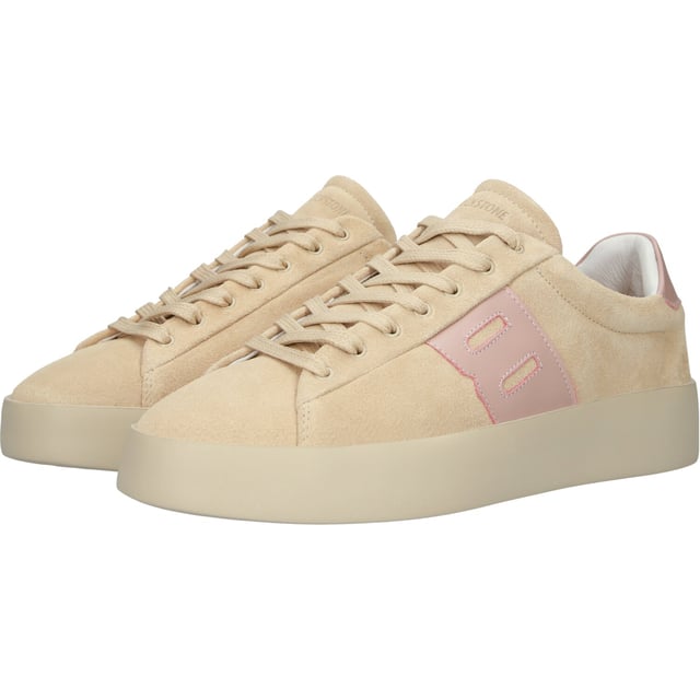 Sneaker (low) der Marke Blackstone. In der Farbe LIGHT. Hergestellt aus Suede mit einem Futter aus Leather. Dieser Schuh ist mit einer Cup Sohle gefertigt.