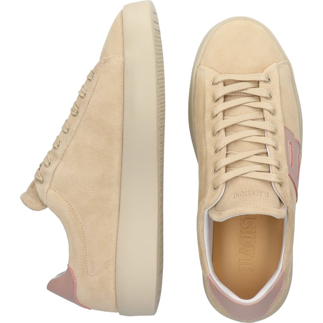 Sneaker (low) der Marke Blackstone. In der Farbe LIGHT. Hergestellt aus Suede mit einem Futter aus Leather. Dieser Schuh ist mit einer Cup Sohle gefertigt.