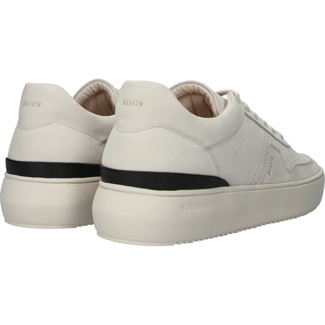 Sneaker (low) der Marke Blackstone. In der Farbe DELICATE STONE. Hergestellt aus Nubuck mit einem Futter aus Leather. Dieser Schuh ist mit einer Cup Sohle gefertigt.