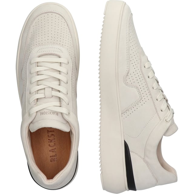 Sneaker (low) der Marke Blackstone. In der Farbe DELICATE STONE. Hergestellt aus Nubuck mit einem Futter aus Leather. Dieser Schuh ist mit einer Cup Sohle gefertigt.