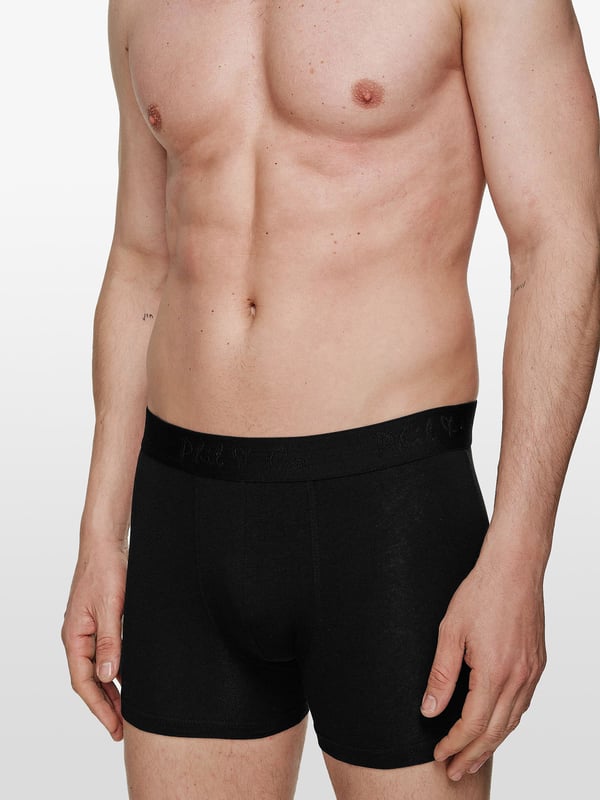 Herren Boxershorts im günstigen Mehrpack aus dem Hause Phil & Co. Berlin. Bestellen Sie noch heute Ihre neue Lieblingsunterwäsche und überzeugen Sie sich selbst von dem unschlagbaren Preis-Leistungs-Verhältnis von Phil & Co. Berlin! Die günstigen Herren-Trunks bieten ein optimales Tragegefühl. Der angenehme Baumwoll-Mix schmeichelt der Haut, gewährleistet Formstabilität und besten Komfort. Die Shorts kommen ohne störende Nähte im Gesäßbereich aus. Der breite Kontrastbund gibt der Shorts optisch den letzten Schliff und sorgt dafür, dass die Shorts nicht verrutscht und dort bleibt, wo sie hingehört - ohne einzuschneiden. Damit nichts kratzt oder juckt, hat Phil & Co. bei Ihren Boxershorts bewusst auf störende Etiketten verzichtet und die Pflegenhinweise eingedruckt.