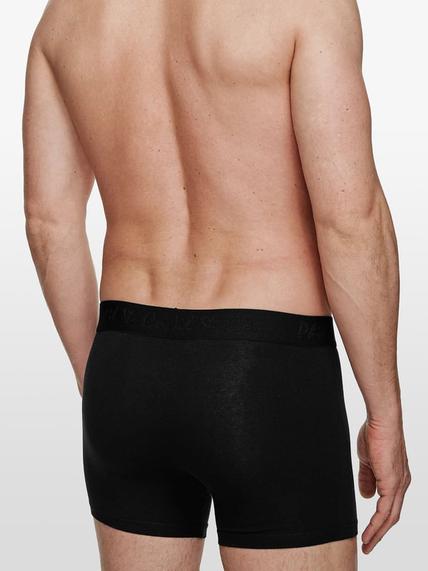 Herren Boxershorts im günstigen Mehrpack aus dem Hause Phil & Co. Berlin. Bestellen Sie noch heute Ihre neue Lieblingsunterwäsche und überzeugen Sie sich selbst von dem unschlagbaren Preis-Leistungs-Verhältnis von Phil & Co. Berlin! Die günstigen Herren-Trunks bieten ein optimales Tragegefühl. Der angenehme Baumwoll-Mix schmeichelt der Haut, gewährleistet Formstabilität und besten Komfort. Die Shorts kommen ohne störende Nähte im Gesäßbereich aus. Der breite Kontrastbund gibt der Shorts optisch den letzten Schliff und sorgt dafür, dass die Shorts nicht verrutscht und dort bleibt, wo sie hingehört - ohne einzuschneiden. Damit nichts kratzt oder juckt, hat Phil & Co. bei Ihren Boxershorts bewusst auf störende Etiketten verzichtet und die Pflegenhinweise eingedruckt.
