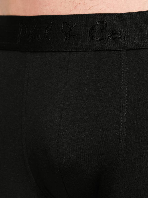 Herren Boxershorts im günstigen Mehrpack aus dem Hause Phil & Co. Berlin. Bestellen Sie noch heute Ihre neue Lieblingsunterwäsche und überzeugen Sie sich selbst von dem unschlagbaren Preis-Leistungs-Verhältnis von Phil & Co. Berlin! Die günstigen Herren-Trunks bieten ein optimales Tragegefühl. Der angenehme Baumwoll-Mix schmeichelt der Haut, gewährleistet Formstabilität und besten Komfort. Die Shorts kommen ohne störende Nähte im Gesäßbereich aus. Der breite Kontrastbund gibt der Shorts optisch den letzten Schliff und sorgt dafür, dass die Shorts nicht verrutscht und dort bleibt, wo sie hingehört - ohne einzuschneiden. Damit nichts kratzt oder juckt, hat Phil & Co. bei Ihren Boxershorts bewusst auf störende Etiketten verzichtet und die Pflegenhinweise eingedruckt.