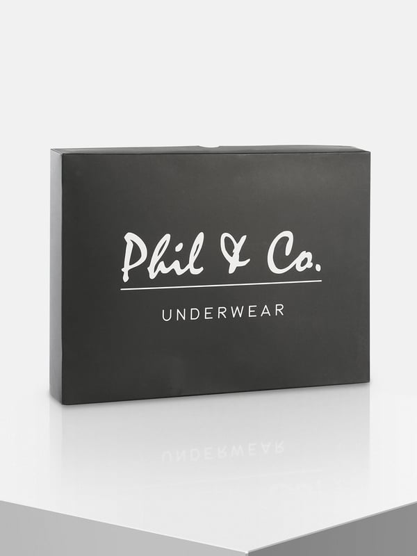 Herren Boxershorts im günstigen Mehrpack aus dem Hause Phil & Co. Berlin. Bestellen Sie noch heute Ihre neue Lieblingsunterwäsche und überzeugen Sie sich selbst von dem unschlagbaren Preis-Leistungs-Verhältnis von Phil & Co. Berlin! Die günstigen Herren-Trunks bieten ein optimales Tragegefühl. Der angenehme Baumwoll-Mix schmeichelt der Haut, gewährleistet Formstabilität und besten Komfort. Die Shorts kommen ohne störende Nähte im Gesäßbereich aus. Der breite Kontrastbund gibt der Shorts optisch den letzten Schliff und sorgt dafür, dass die Shorts nicht verrutscht und dort bleibt, wo sie hingehört - ohne einzuschneiden. Damit nichts kratzt oder juckt, hat Phil & Co. bei Ihren Boxershorts bewusst auf störende Etiketten verzichtet und die Pflegenhinweise eingedruckt.