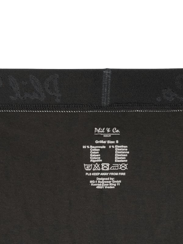 Herren Boxershorts im günstigen Mehrpack aus dem Hause Phil & Co. Berlin. Bestellen Sie noch heute Ihre neue Lieblingsunterwäsche und überzeugen Sie sich selbst von dem unschlagbaren Preis-Leistungs-Verhältnis von Phil & Co. Berlin! Die günstigen Herren-Trunks bieten ein optimales Tragegefühl. Der angenehme Baumwoll-Mix schmeichelt der Haut, gewährleistet Formstabilität und besten Komfort. Die Shorts kommen ohne störende Nähte im Gesäßbereich aus. Der breite Kontrastbund gibt der Shorts optisch den letzten Schliff und sorgt dafür, dass die Shorts nicht verrutscht und dort bleibt, wo sie hingehört - ohne einzuschneiden. Damit nichts kratzt oder juckt, hat Phil & Co. bei Ihren Boxershorts bewusst auf störende Etiketten verzichtet und die Pflegenhinweise eingedruckt.
