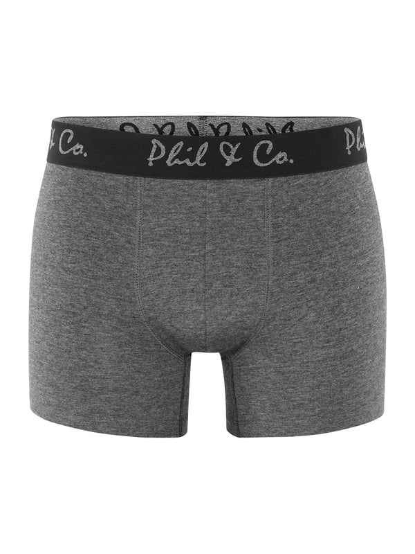 Herren Boxershorts im günstigen Mehrpack aus dem Hause Phil & Co. Berlin. Bestellen Sie noch heute Ihre neue Lieblingsunterwäsche und überzeugen Sie sich selbst von dem unschlagbaren Preis-Leistungs-Verhältnis von Phil & Co. Berlin! Die günstigen Herren-Trunks bieten ein optimales Tragegefühl. Der angenehme Baumwoll-Mix schmeichelt der Haut, gewährleistet Formstabilität und besten Komfort. Die Shorts kommen ohne störende Nähte im Gesäßbereich aus. Der breite Kontrastbund gibt der Shorts optisch den letzten Schliff und sorgt dafür, dass die Shorts nicht verrutscht und dort bleibt, wo sie hingehört - ohne einzuschneiden. Damit nichts kratzt oder juckt, hat Phil & Co. bei Ihren Boxershorts bewusst auf störende Etiketten verzichtet und die Pflegenhinweise eingedruckt