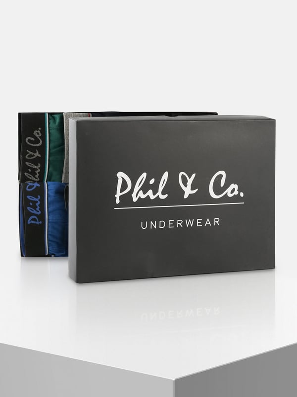 Herren Boxershorts im günstigen Mehrpack aus dem Hause Phil & Co. Berlin. Bestellen Sie noch heute Ihre neue Lieblingsunterwäsche und überzeugen Sie sich selbst von dem unschlagbaren Preis-Leistungs-Verhältnis von Phil & Co. Berlin! Die günstigen Herren-Trunks bieten ein optimales Tragegefühl. Der angenehme Baumwoll-Mix schmeichelt der Haut, gewährleistet Formstabilität und besten Komfort. Die Shorts kommen ohne störende Nähte im Gesäßbereich aus. Der breite Kontrastbund gibt der Shorts optisch den letzten Schliff und sorgt dafür, dass die Shorts nicht verrutscht und dort bleibt, wo sie hingehört - ohne einzuschneiden. Damit nichts kratzt oder juckt, hat Phil & Co. bei Ihren Boxershorts bewusst auf störende Etiketten verzichtet und die Pflegenhinweise eingedruckt.