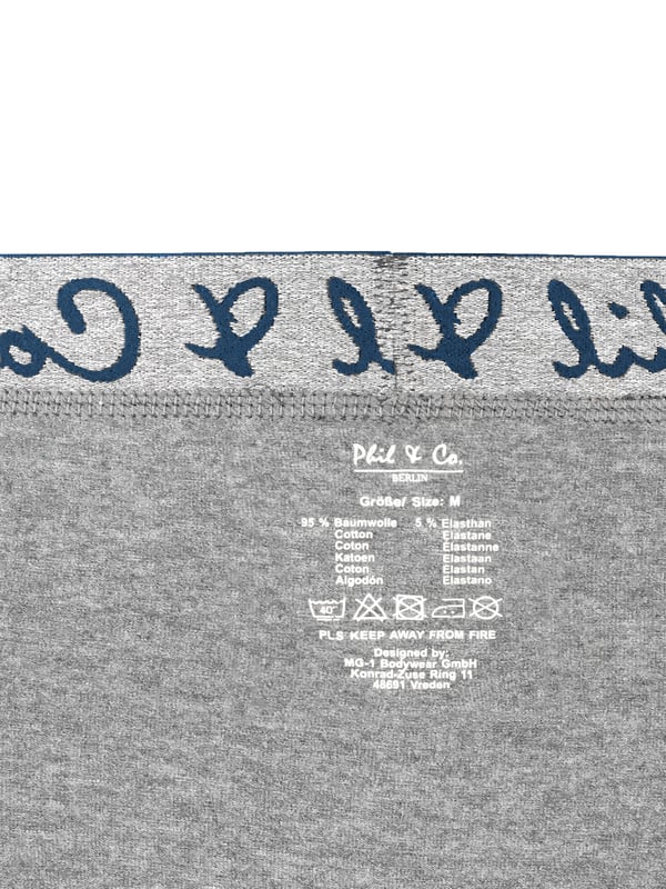 Herren Boxershorts im günstigen Mehrpack aus dem Hause Phil & Co. Berlin. Bestellen Sie noch heute Ihre neue Lieblingsunterwäsche und überzeugen Sie sich selbst von dem unschlagbaren Preis-Leistungs-Verhältnis von Phil & Co. Berlin! Die günstigen Herren-Trunks bieten ein optimales Tragegefühl. Der angenehme Baumwoll-Mix schmeichelt der Haut, gewährleistet Formstabilität und besten Komfort. Die Shorts kommen ohne störende Nähte im Gesäßbereich aus. Der breite Kontrastbund gibt der Shorts optisch den letzten Schliff und sorgt dafür, dass die Shorts nicht verrutscht und dort bleibt, wo sie hingehört - ohne einzuschneiden. Damit nichts kratzt oder juckt, hat Phil & Co. bei Ihren Boxershorts bewusst auf störende Etiketten verzichtet und die Pflegenhinweise eingedruckt.