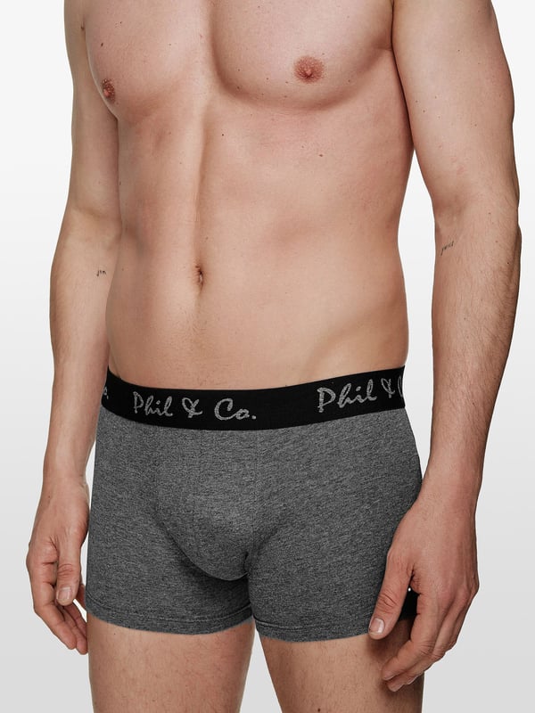 Calzoncillos bóxer para hombre en un asequible paquete múltiple de Phil & Co. Berlín. Pide hoy mismo tu nueva ropa interior favorita y convéncete de la imbatible relación calidad-precio de Phil & Co. Berlín. Los asequibles calzoncillos para hombre ofrecen una comodidad óptima. La agradable mezcla de algodón favorece la piel, garantiza el mantenimiento de la forma y una comodidad óptima. Los calzoncillos no tienen costuras molestas en la zona del asiento. La cintura ancha en contraste le da el toque final y garantiza que los calzoncillos no se deslicen y permanezcan donde deben estar, sin cortar. Para garantizar que nada rasque ni pique, Phil & Co. ha prescindido deliberadamente de las molestas etiquetas en sus calzoncillos y ha impreso en ellas las instrucciones de cuidado