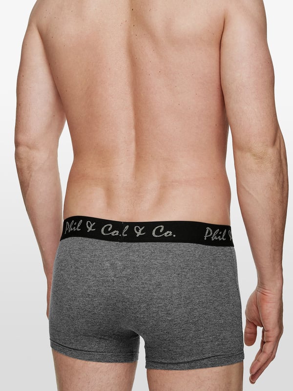 Calzoncillos bóxer para hombre en un asequible paquete múltiple de Phil & Co. Berlín. Pide hoy mismo tu nueva ropa interior favorita y convéncete de la imbatible relación calidad-precio de Phil & Co. Berlín. Los asequibles calzoncillos para hombre ofrecen una comodidad óptima. La agradable mezcla de algodón favorece la piel, garantiza el mantenimiento de la forma y una comodidad óptima. Los calzoncillos no tienen costuras molestas en la zona del asiento. La cintura ancha en contraste le da el toque final y garantiza que los calzoncillos no se deslicen y permanezcan donde deben estar, sin cortar. Para garantizar que nada rasque ni pique, Phil & Co. ha prescindido deliberadamente de las molestas etiquetas en sus calzoncillos y ha impreso en ellas las instrucciones de cuidado